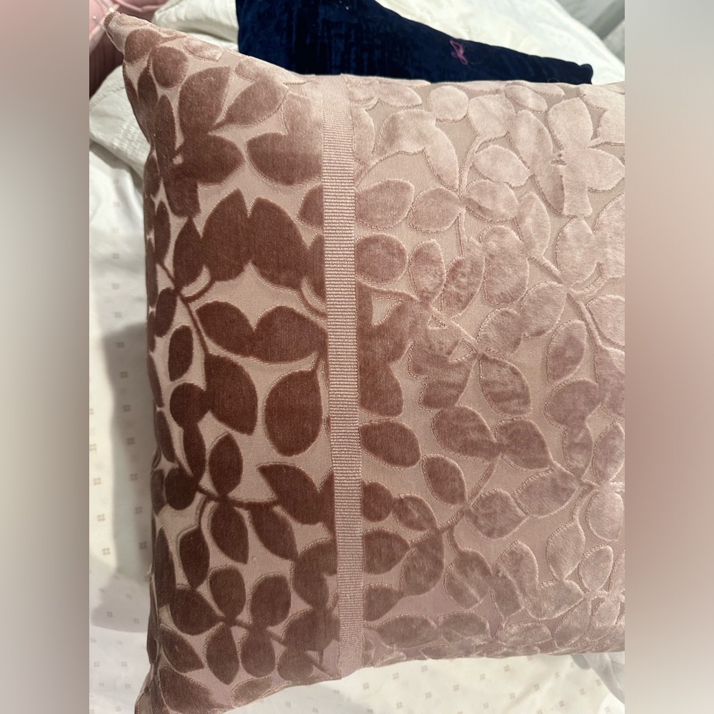 2 pillows - Picture 8 of 8
